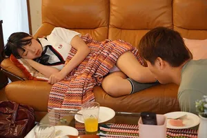 Chàng trai trộm nhìn quần lót tình nhân em gái đang ngủ thì bị phát hiện