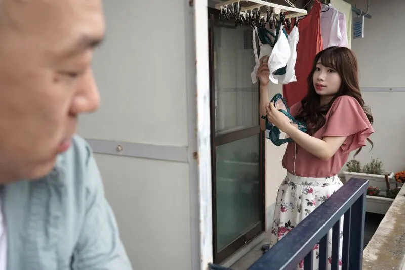 Gã cạnh bên nhà chuyên soi mói và cặp người vợ ông xã thường xuyên rên la quá to