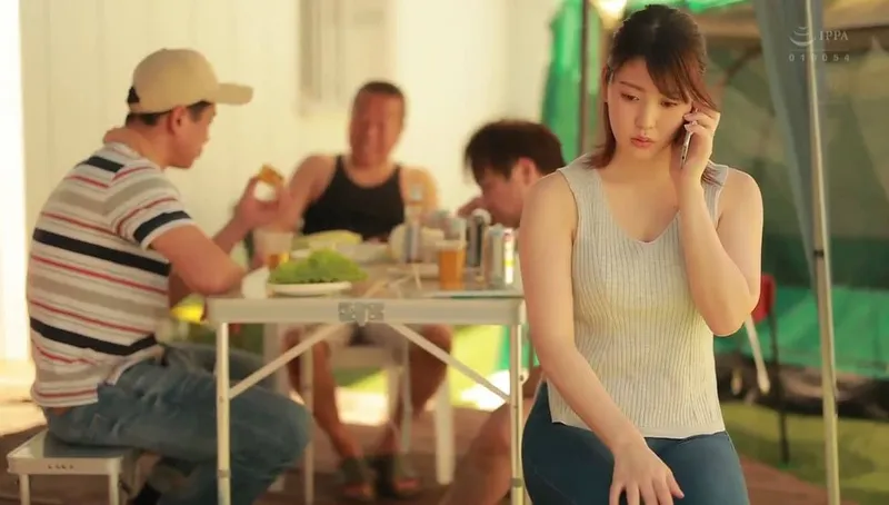 Anh xã khờ để cô vợ tham gia sự kiện cắm trại với mấy gã cạnh bên nhà và cái kết