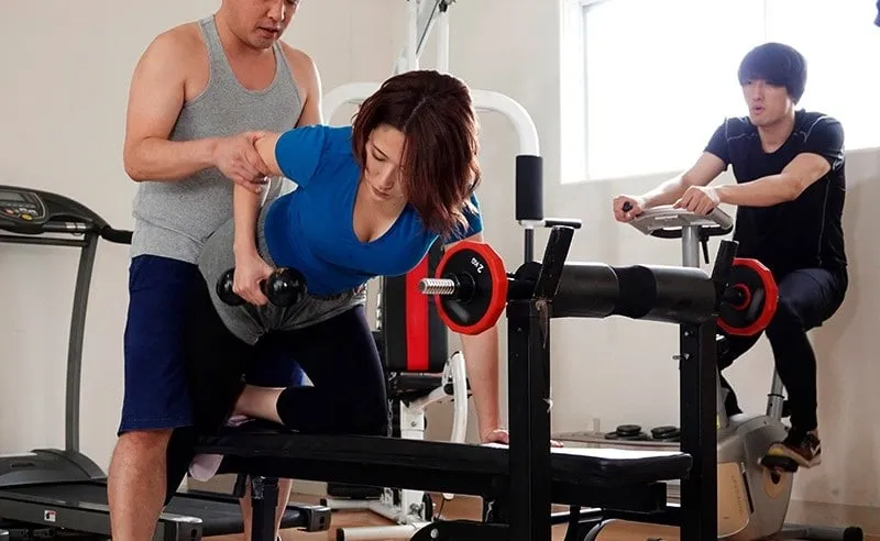 Gã chồng phát hiện vợ yêu địt nhau với huấn luyện viên thể hình