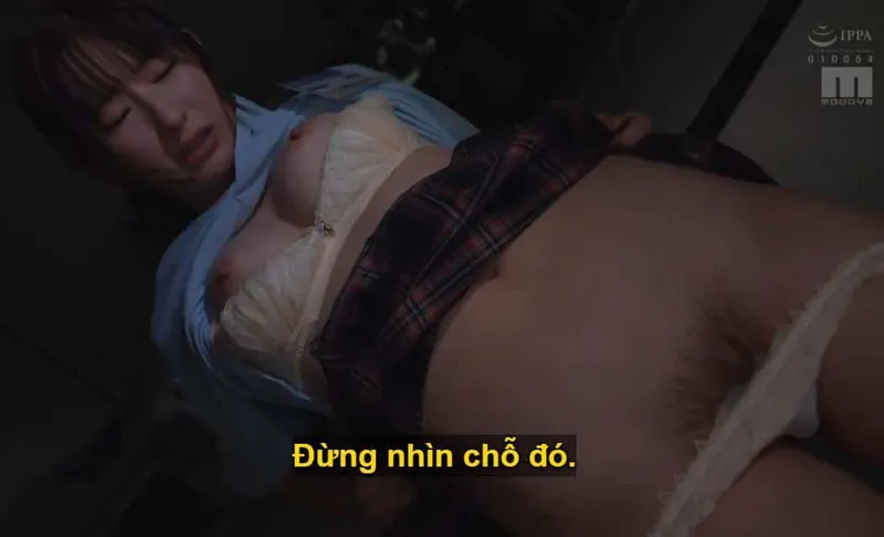 Sếp trên mưu tính quan hệ với em dưới chảnh chọe lười nhác, suốt ngày chỉ chăm chăm chat chit cùng bạn trai.